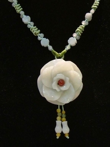 Collier jade fleur
