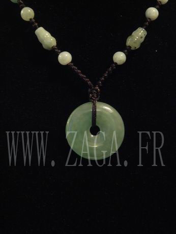 Collier jade m&eacute;daillon de protection