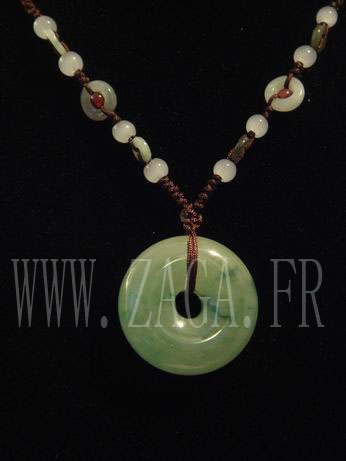 Collier jade m&eacute;daillon de protection