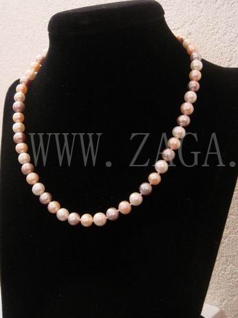 Collier en trois couleurs perles 8-9mm presque rondes