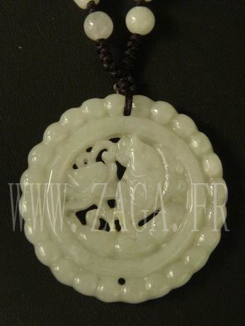 Collier jade m&eacute;daillon poisson et lotus