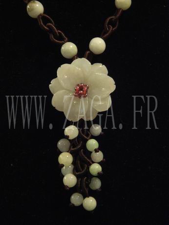Collier jade fleur