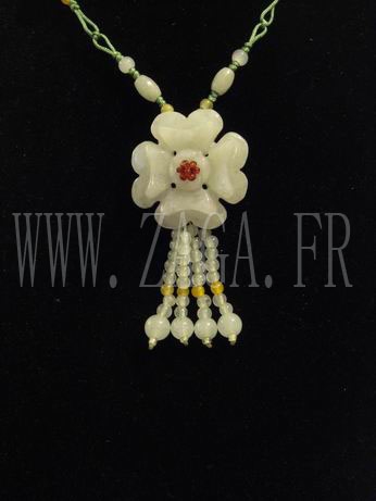 Collier jade fleur