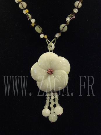 Collier jade fleur