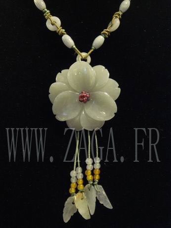 Collier jade fleur
