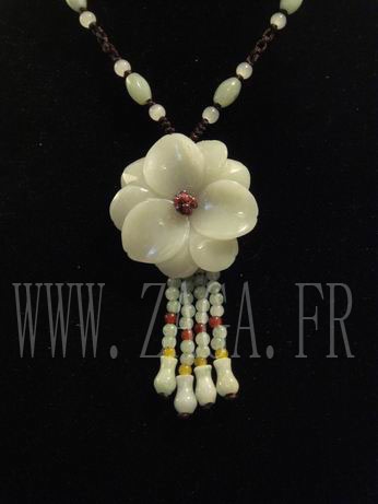 Collier jade fleur
