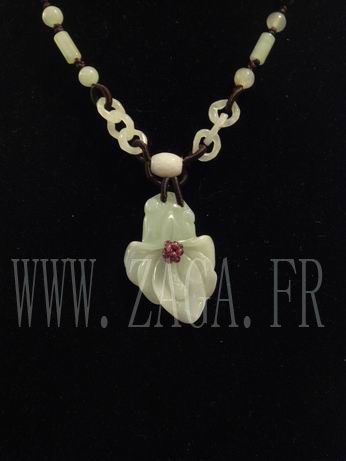 Collier jade fleur