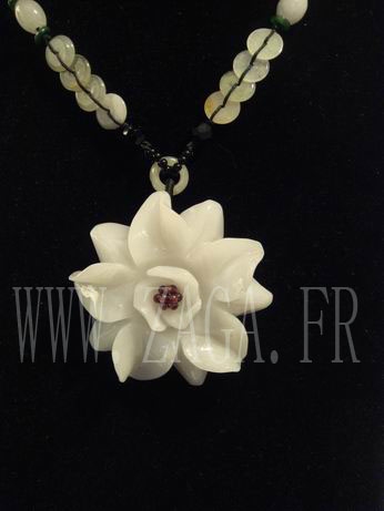 Collier jade grande fleur