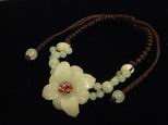 Bracelet jade fleur carr&eacute;e