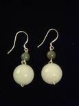 Boucles d`oreille jade boules blanches