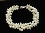 Bracelet perles de culture blanches torsad&eacute;