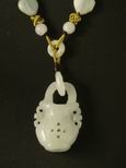 Collier jade vase de tr&eacute;sor