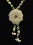 Collier jade fleur pendante